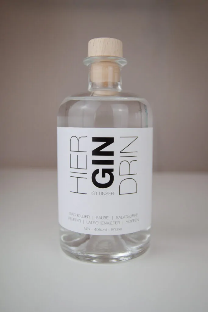 Gin Flasche von Steinweg Claus Architekten "Hier ist unser Gin drin" zum 10 Jährigen Jubiläum